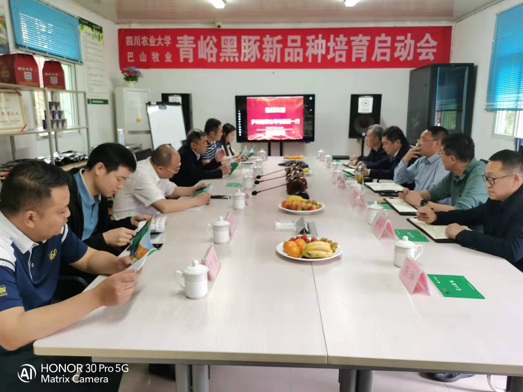 瀘州老窖副總經(jīng)理李勇一行來公司考察，調(diào)研